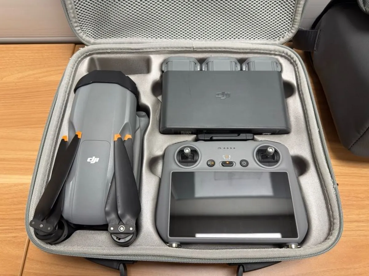 DJI Air 3s fly more combo excellent condition - Image 1