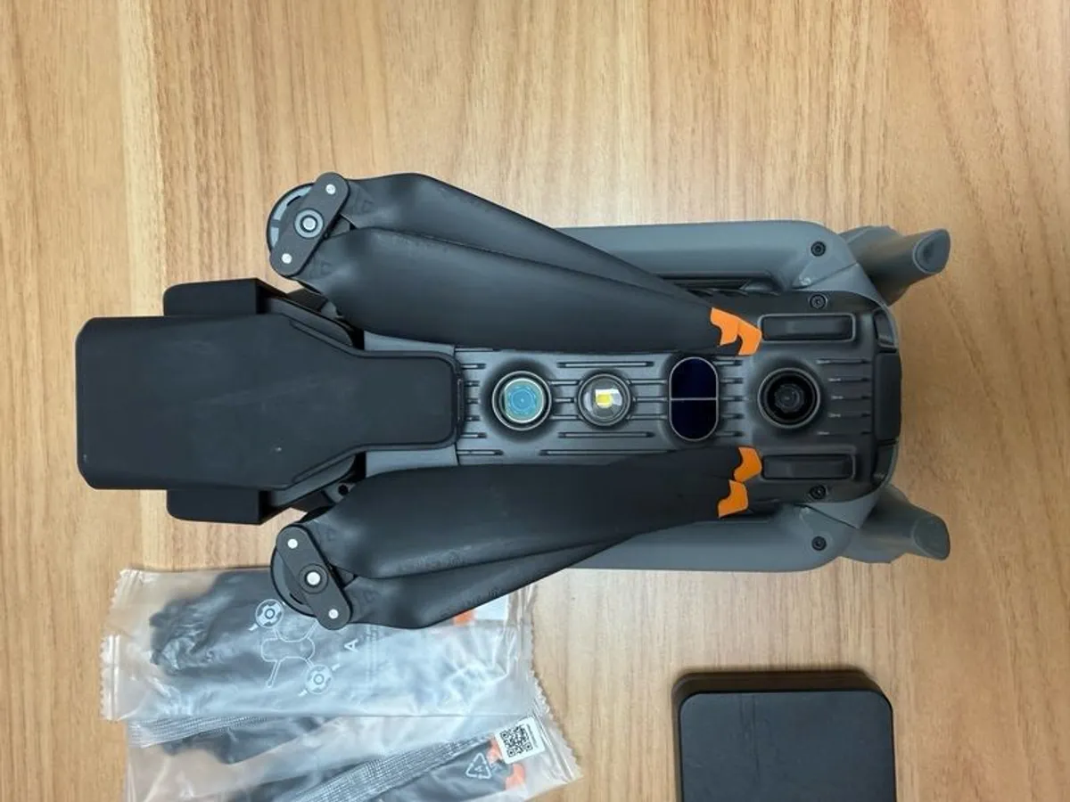 DJI Air 3s fly more combo excellent condition - Image 2