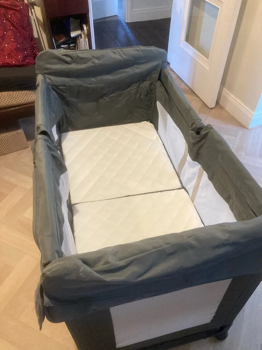 Travel cot and travel Moses - Image 3