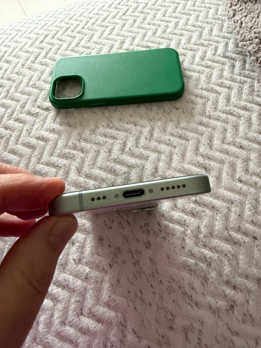iPhone 15 - Image 2