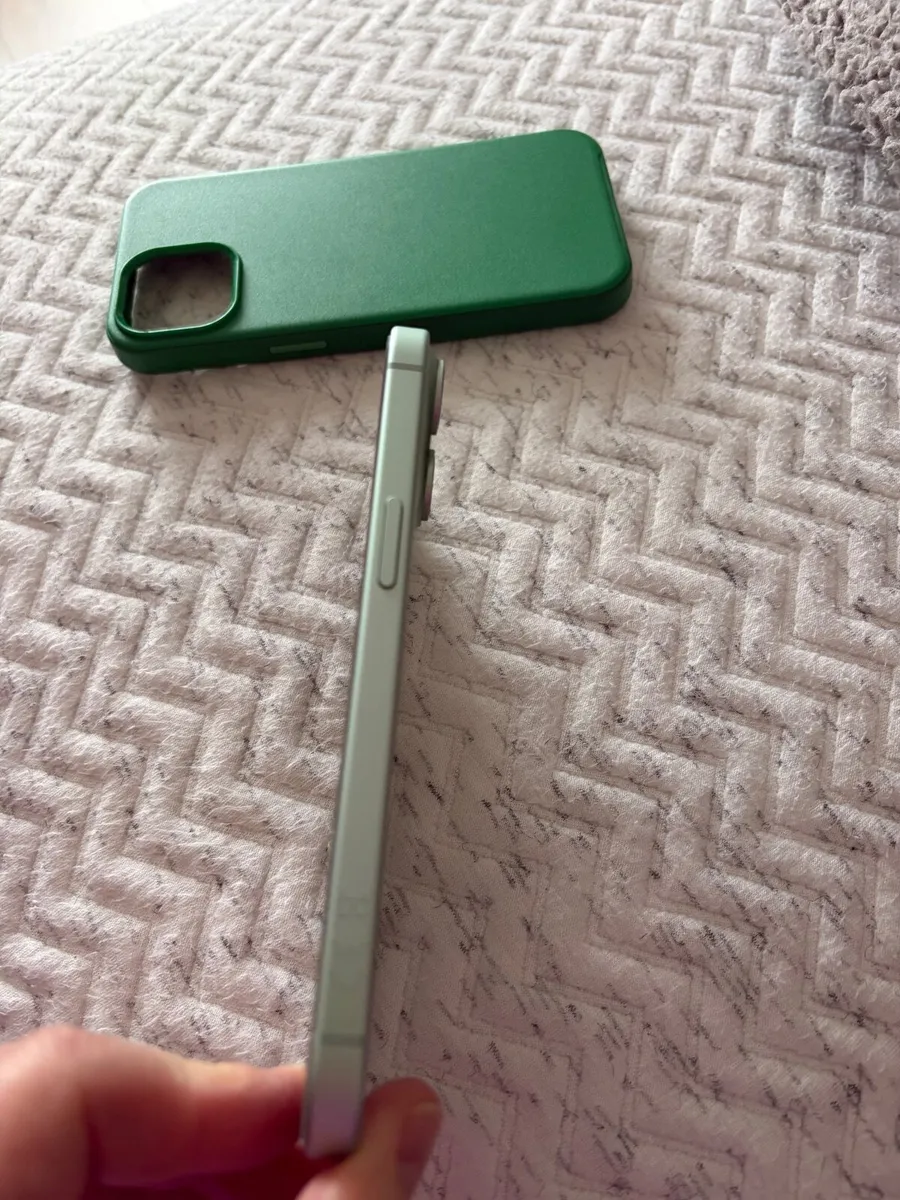 iPhone 15 - Image 3