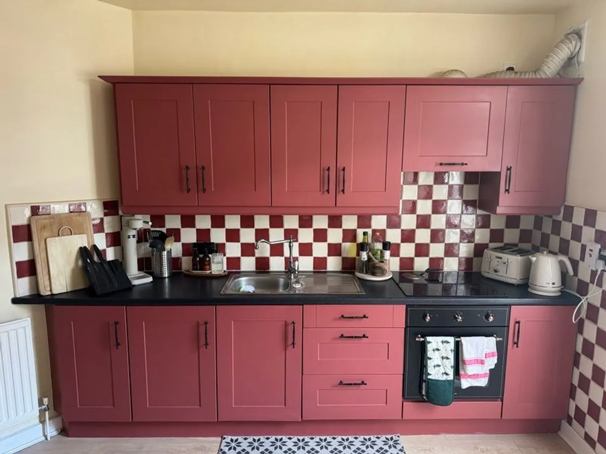 Stylish light red kitchen in mint condition - Image 1