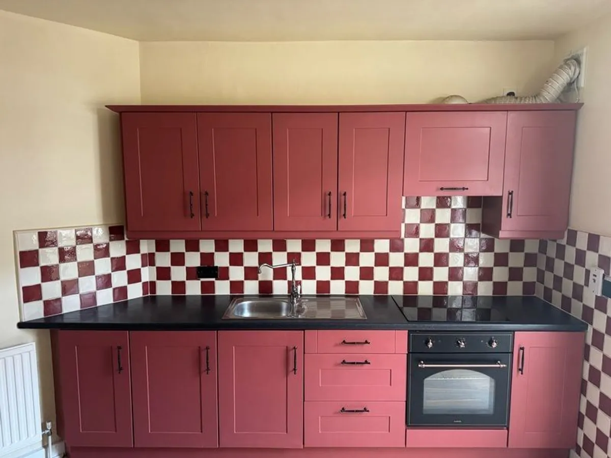 Stylish light red kitchen in mint condition - Image 3
