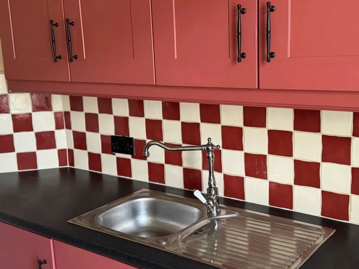 Stylish light red kitchen in mint condition - Image 4