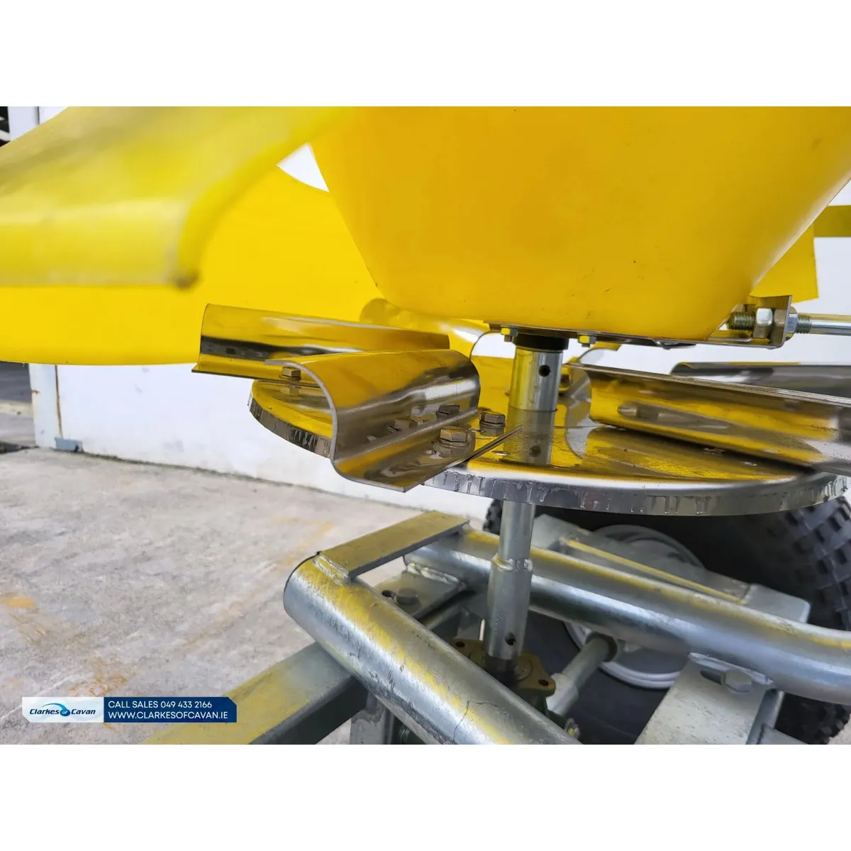 New Jarmet Quad Spreader with Cover - 300L - Image 2