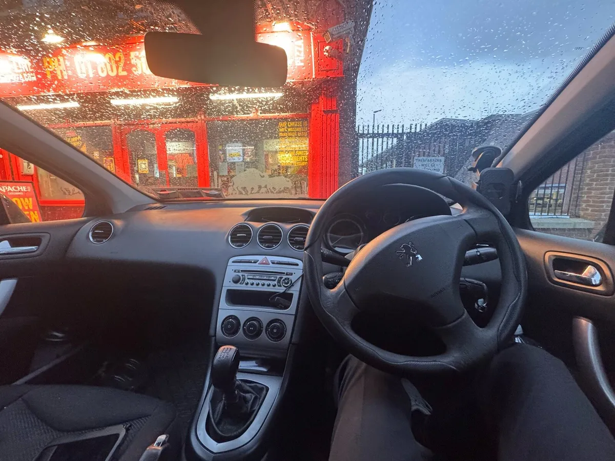 Black Peugeot 308 - Image 2