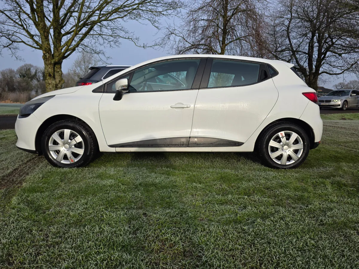 Renault Clio 1.1 petrol ( sold with new NCT )!! - Image 4