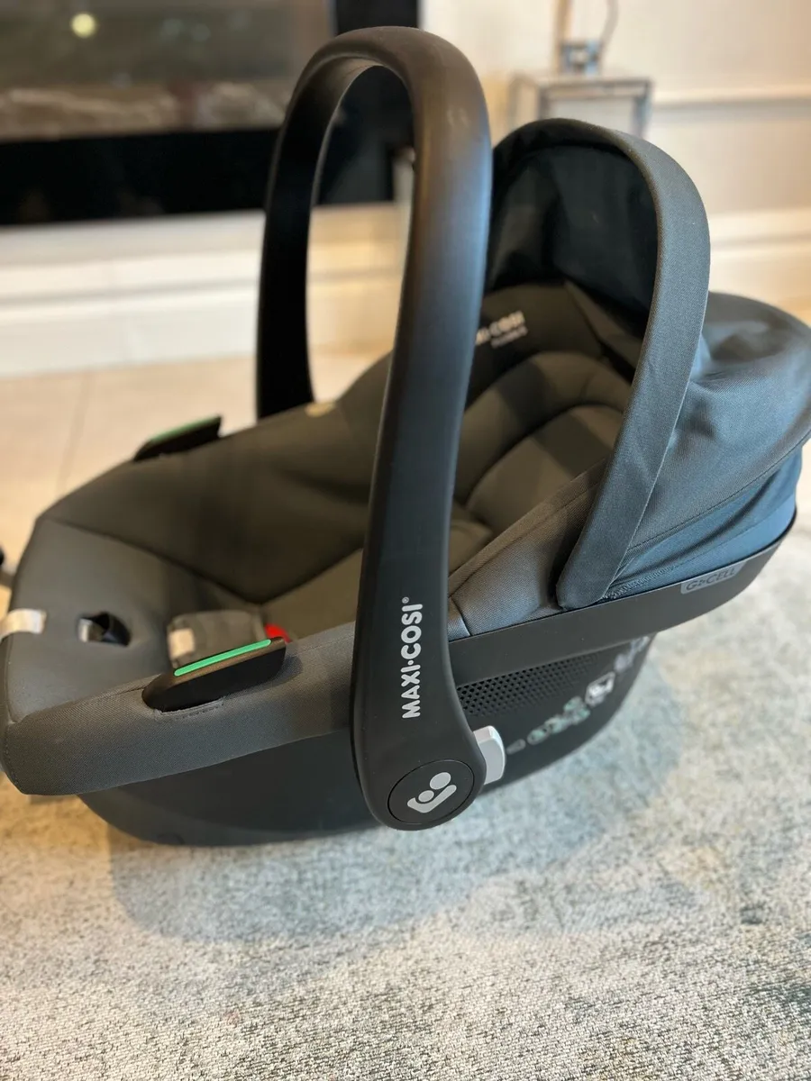 Maxi Cosi Pebble S and Family Fix Base - Image 1