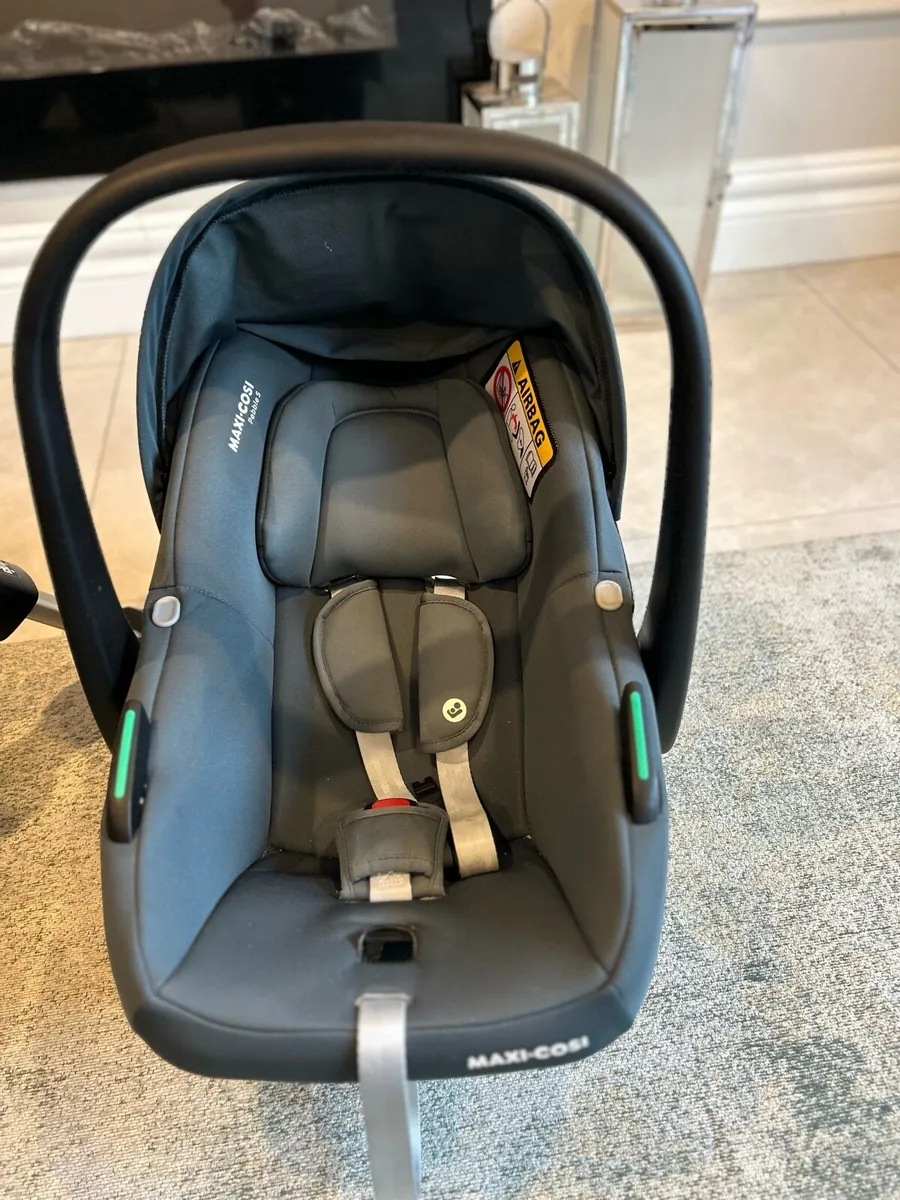 Maxi Cosi Pebble S and Family Fix Base - Image 2