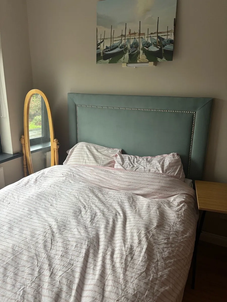 King size bed - Image 1