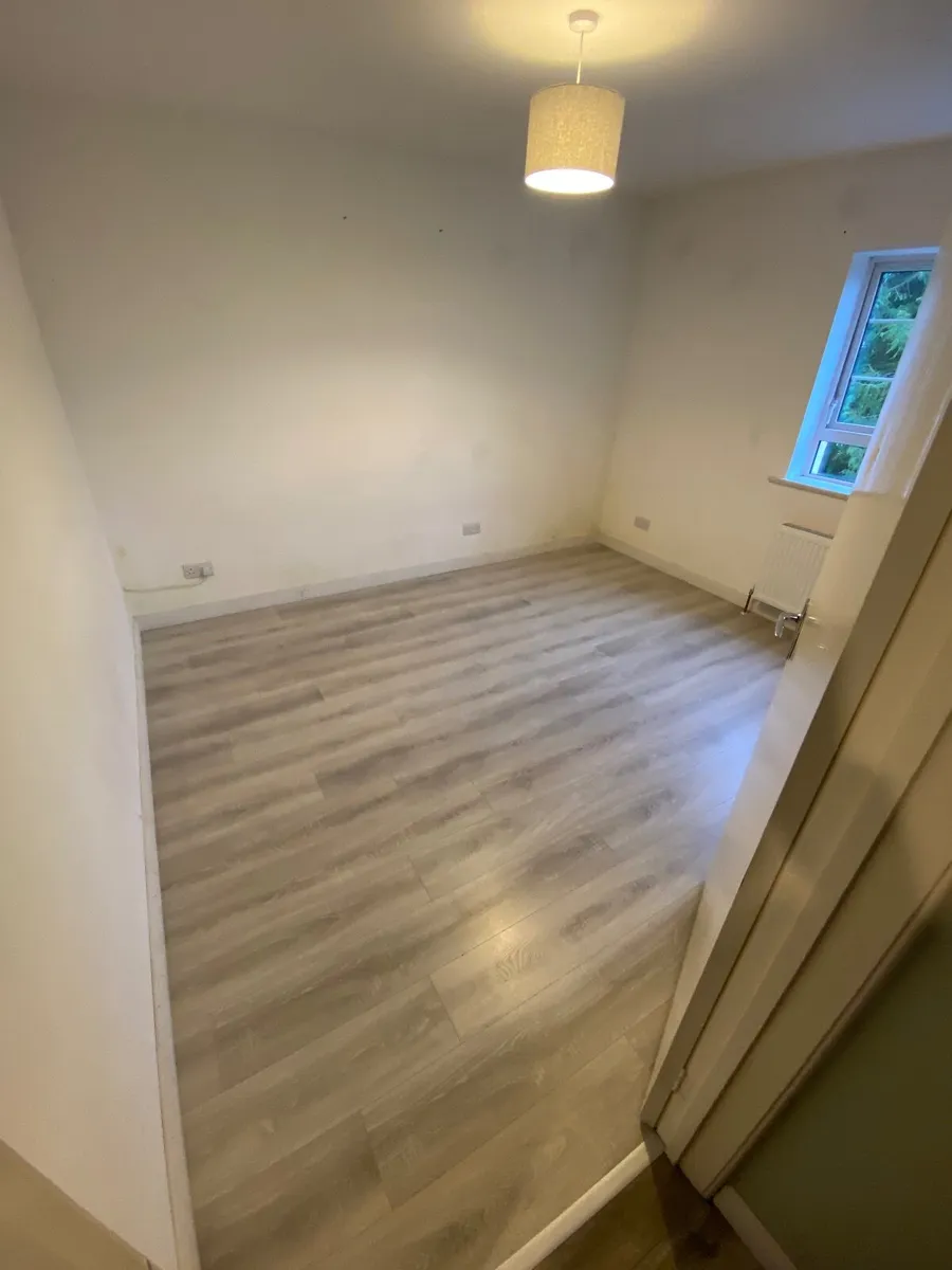 Laminate wood flooring - Image 1