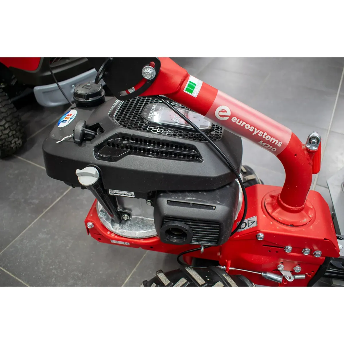 New Honda 6hp Petrol Yard Scraper - Image 3
