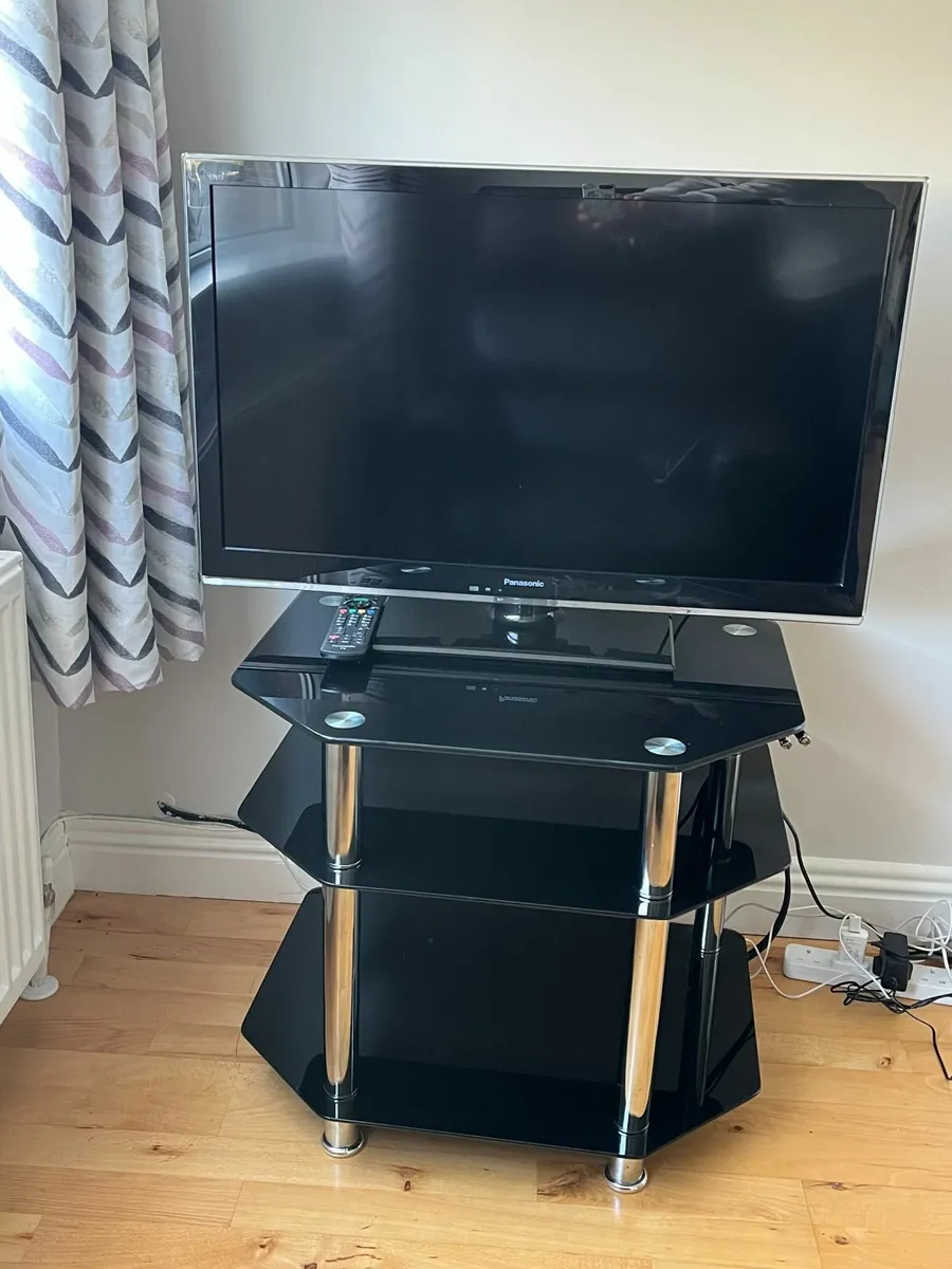 32" Panasonic TV and stand - Image 2
