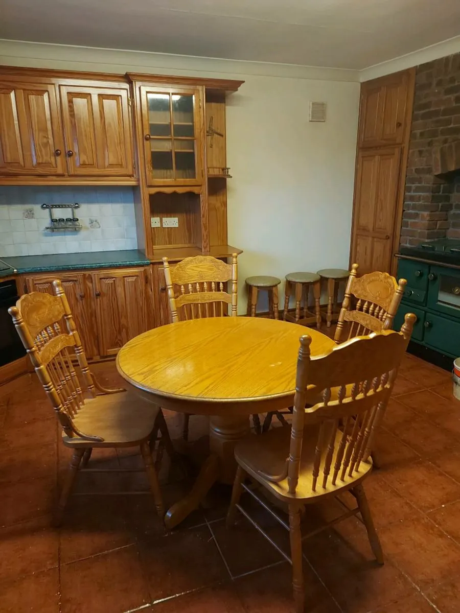Kitchen table and chairs - Image 1