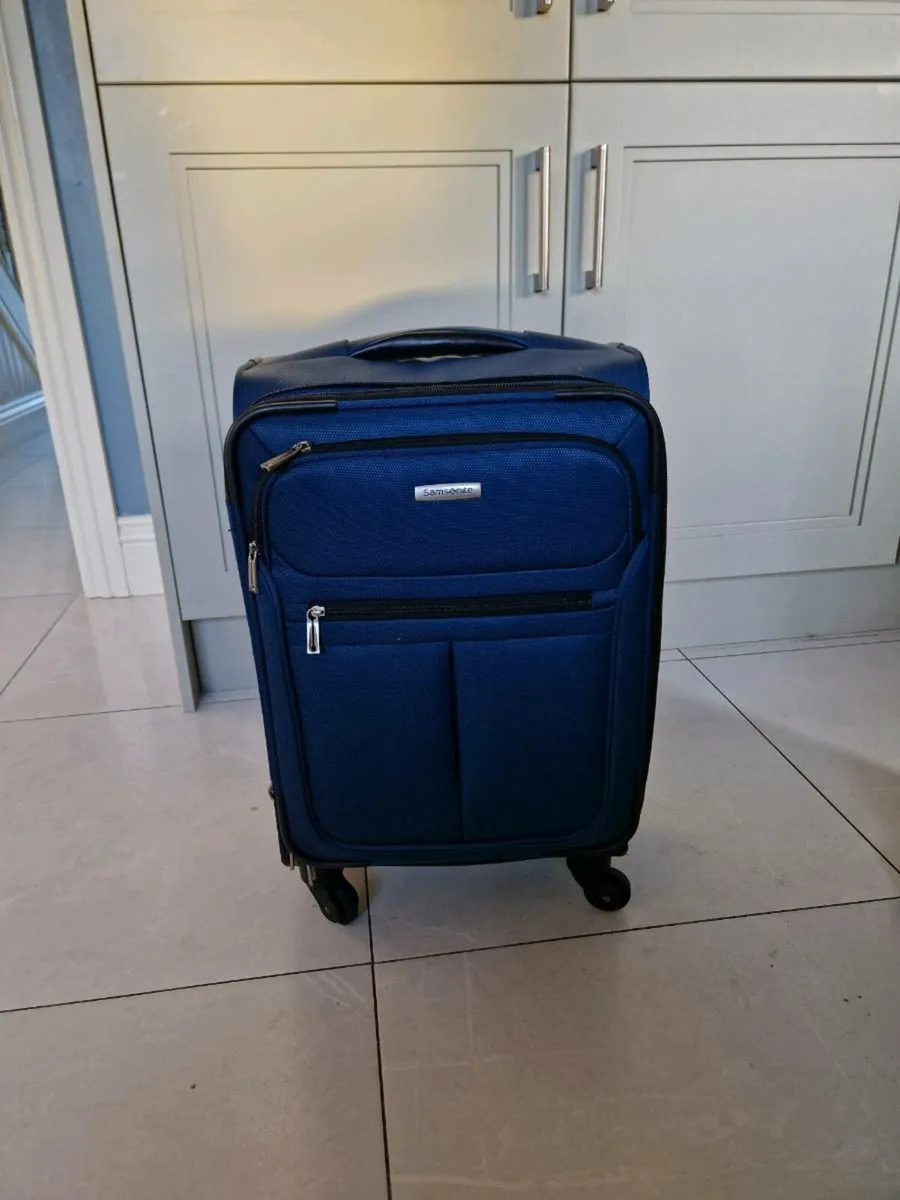 Medium Samsonite Suitcase - Image 1