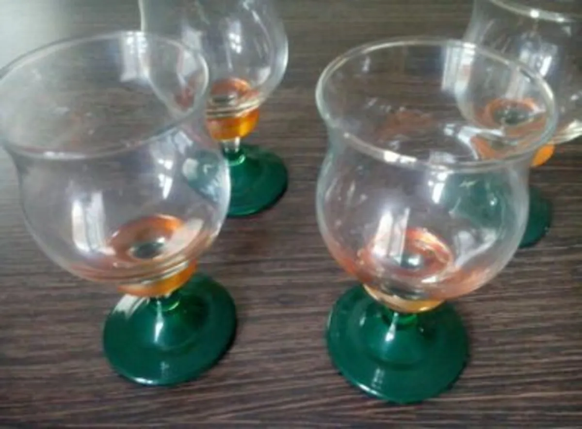 4 Wine Glasses.
