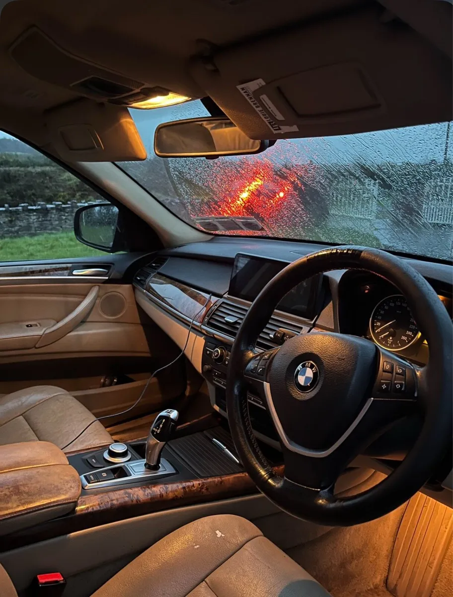 BMW X5 Auto XDRIVE Crew Cab - Image 4