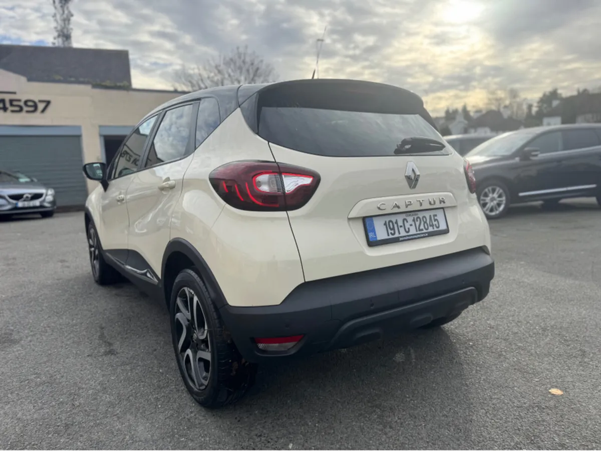 Renault Captur TCE ICONIC 90PS 5DR - Image 3
