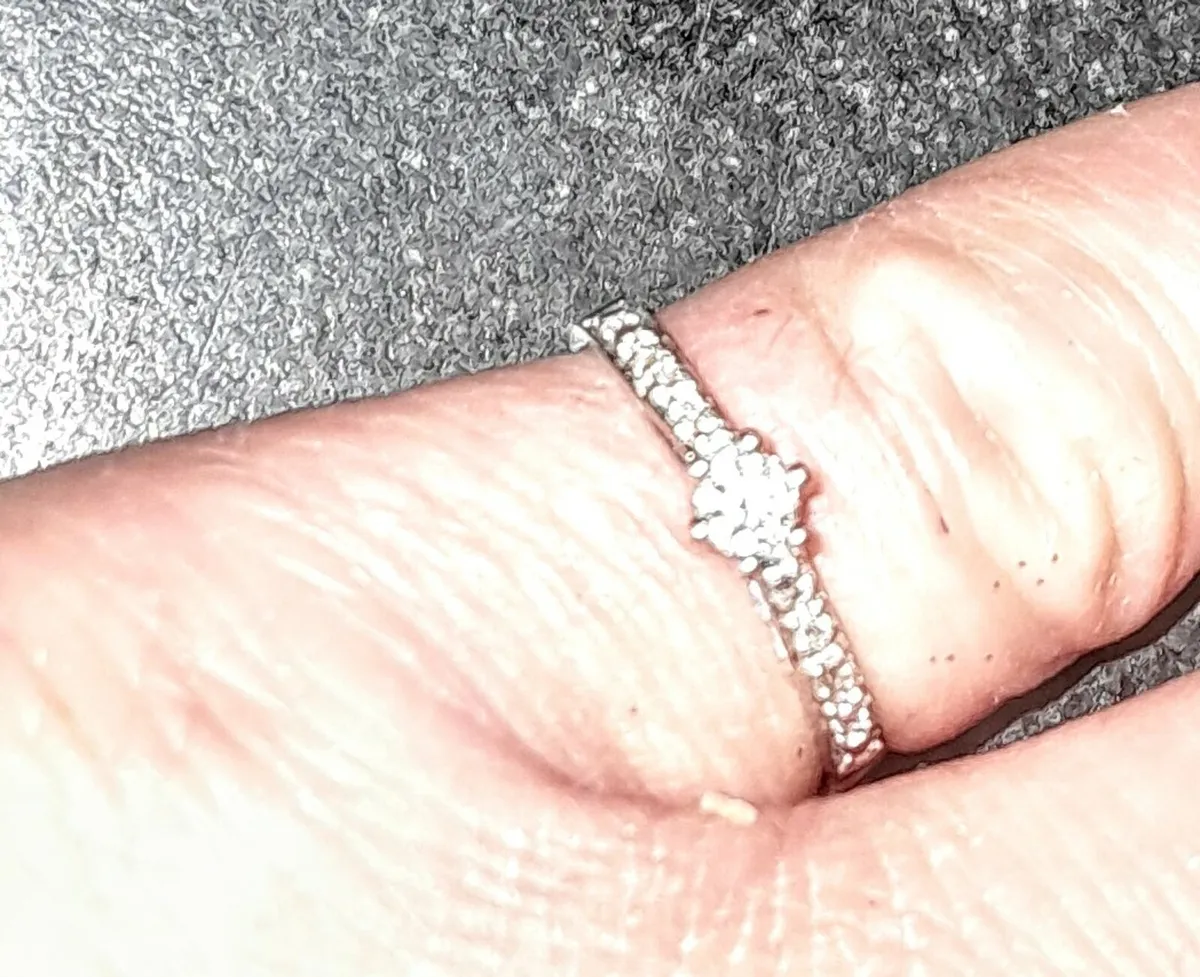 9k gold ring with natural diamonds - Image 2