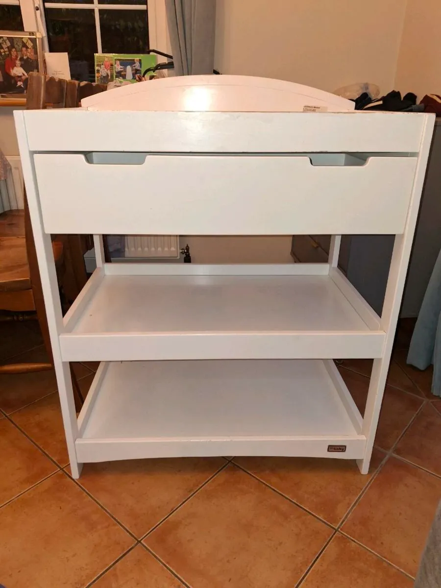 Wooden changing table - Image 1