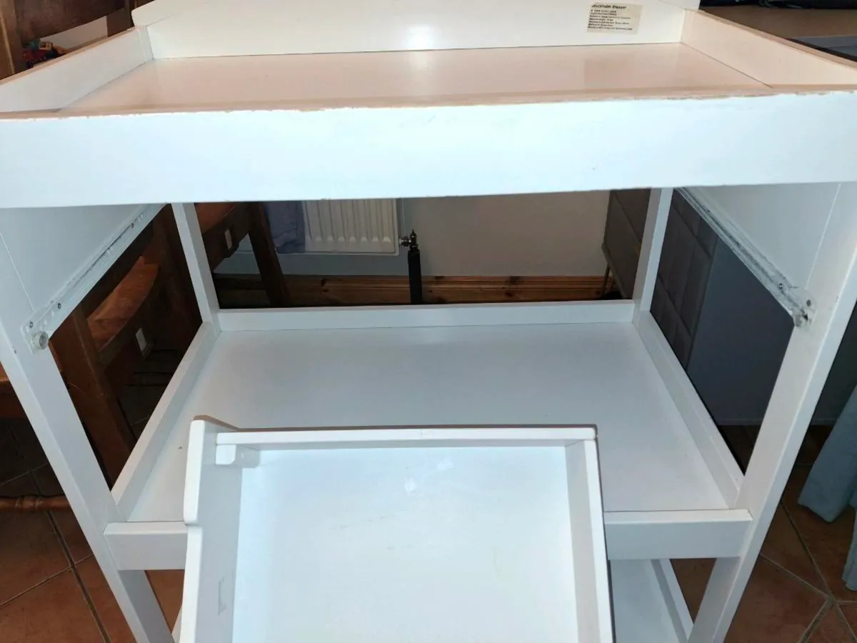 Wooden changing table - Image 3