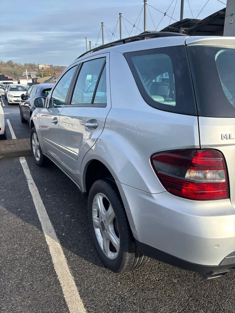 2010 Mercedes ML 320 crew cab - Image 2