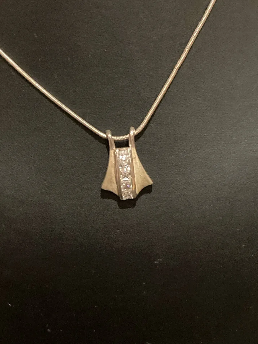 Sterling Silver crystal pendant & chain - Image 1