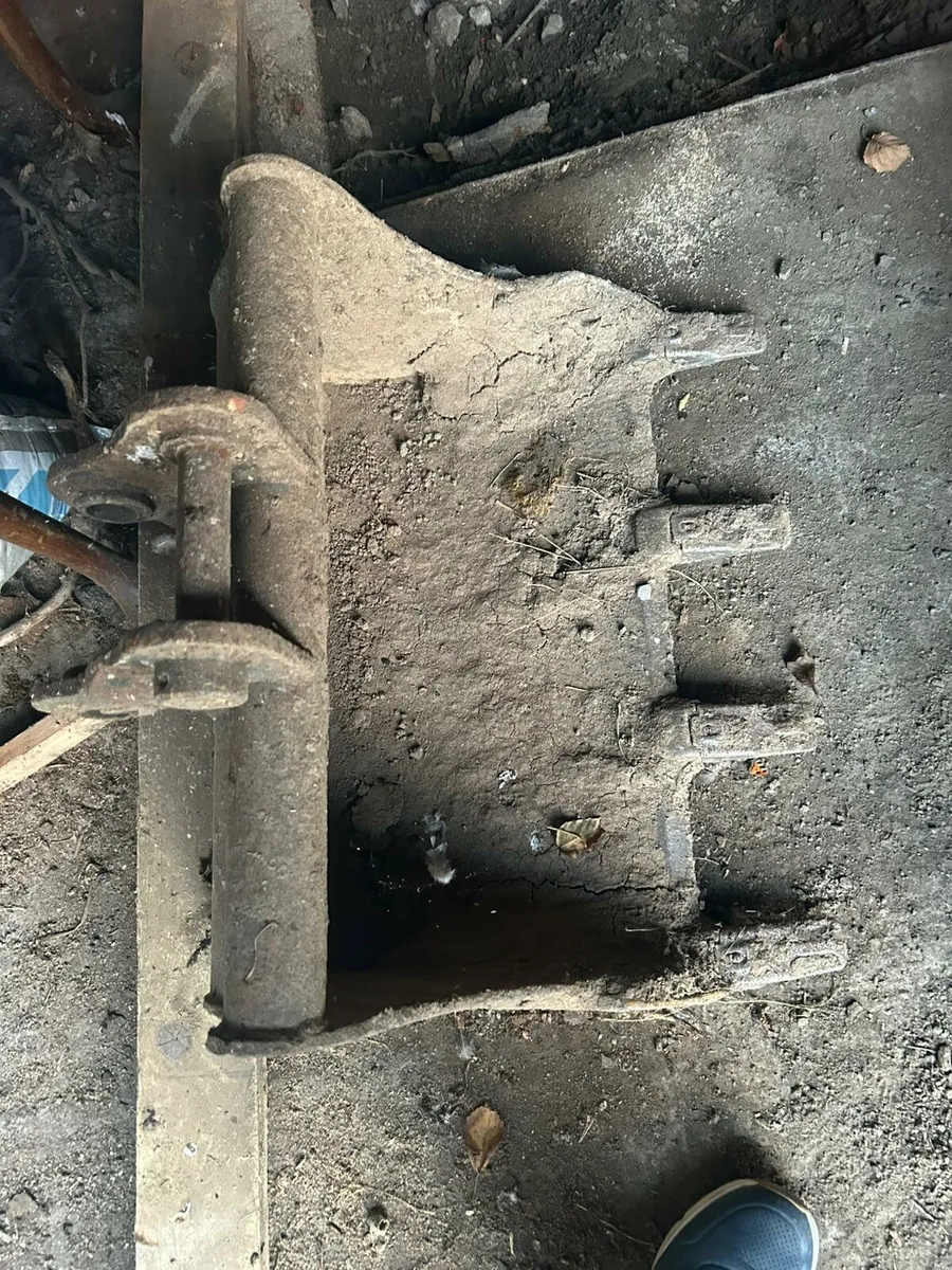 Mini digger hire - Image 3