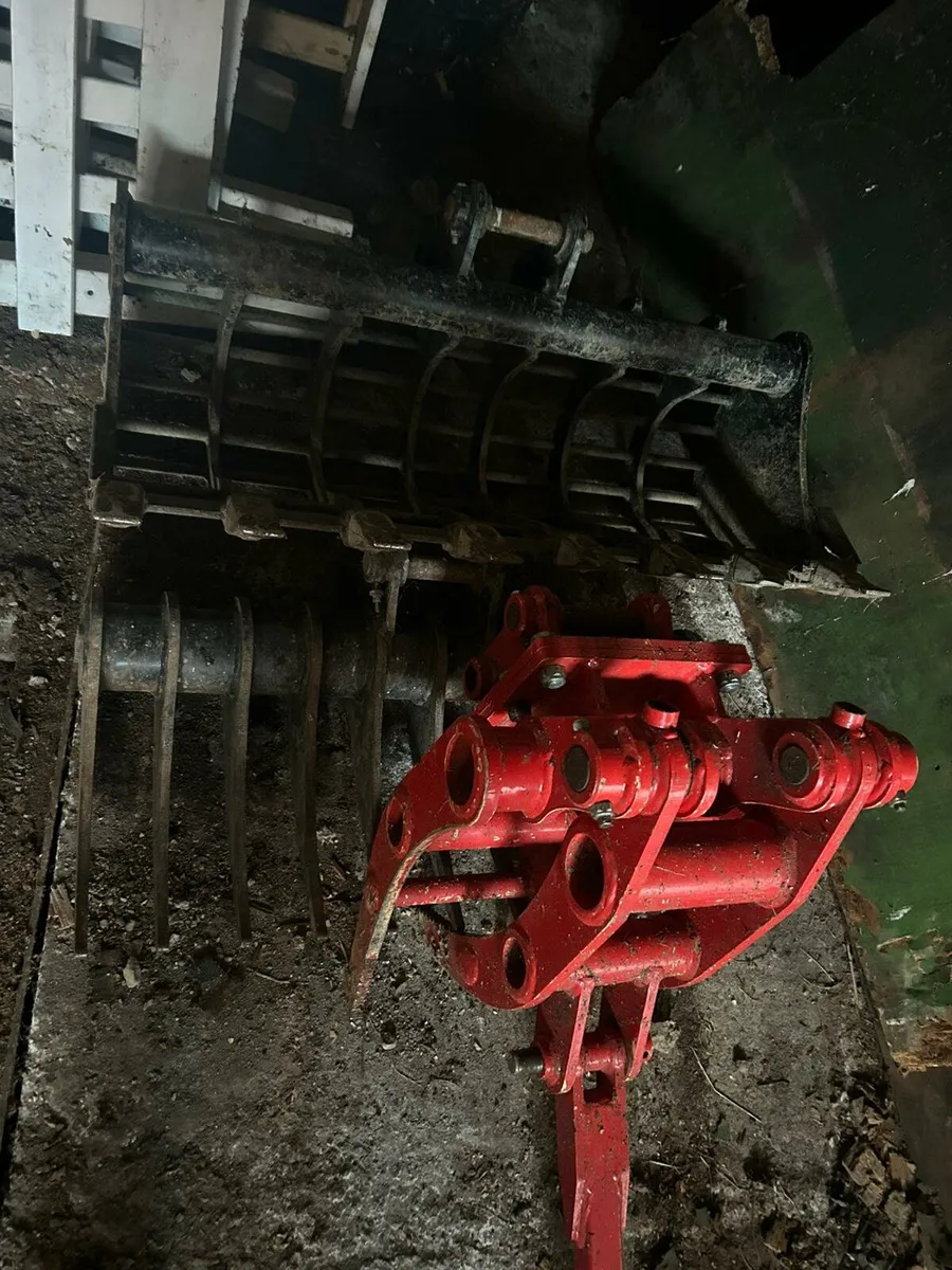 Mini digger hire - Image 4