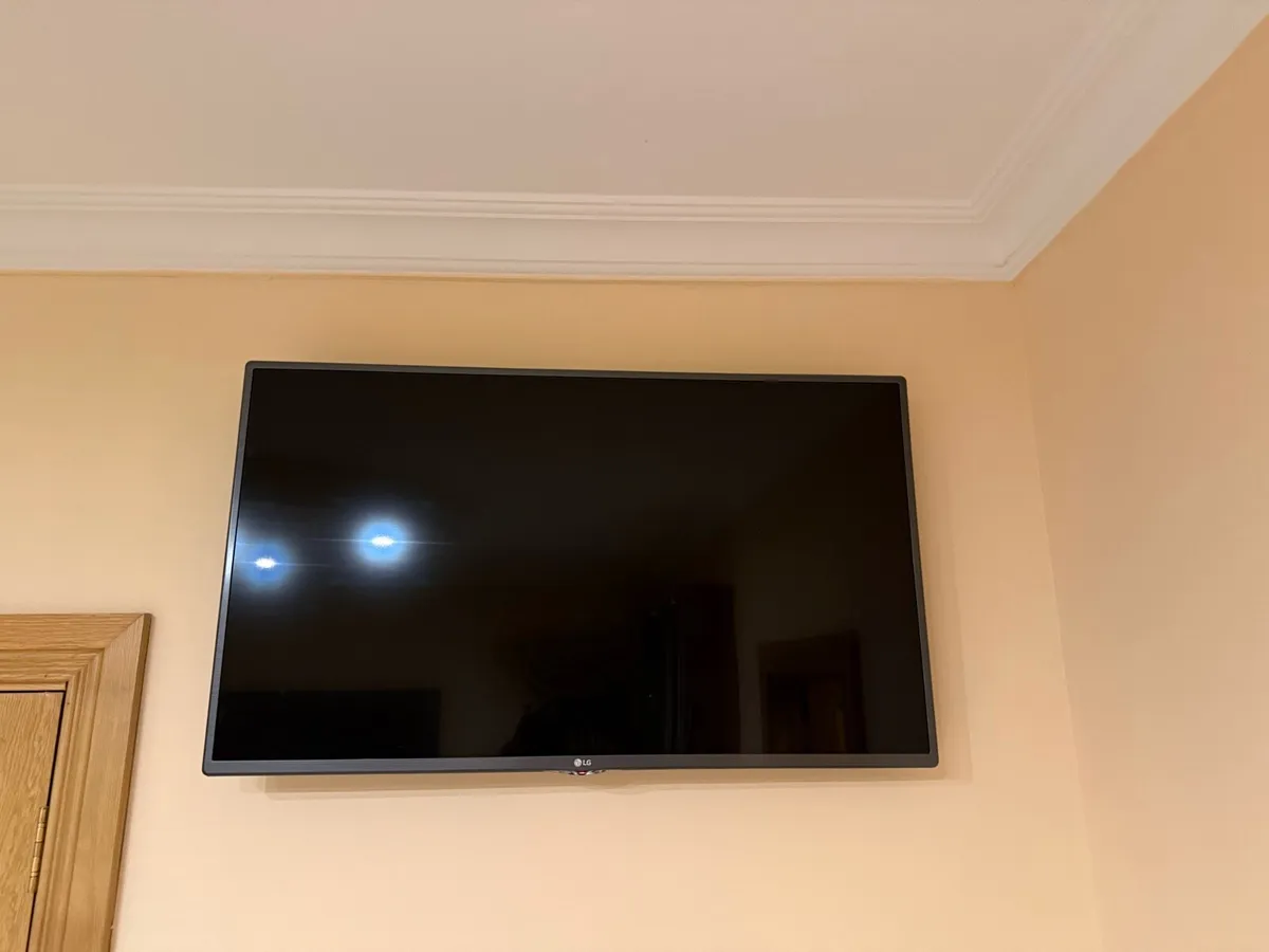 LG 42 inch Smart tv - Image 2