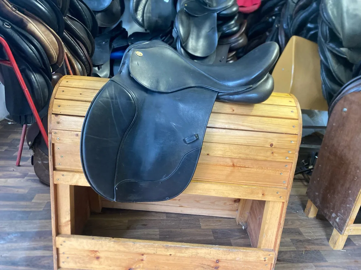 Knightrider black leather saddle 17.5 medium - Image 1