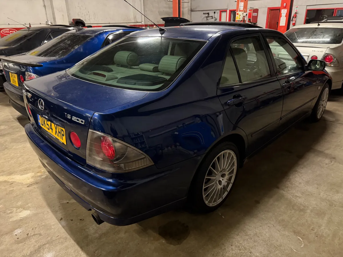 2004 LEXUS IS200 SE | SUNROOF | LEATHER - Image 2