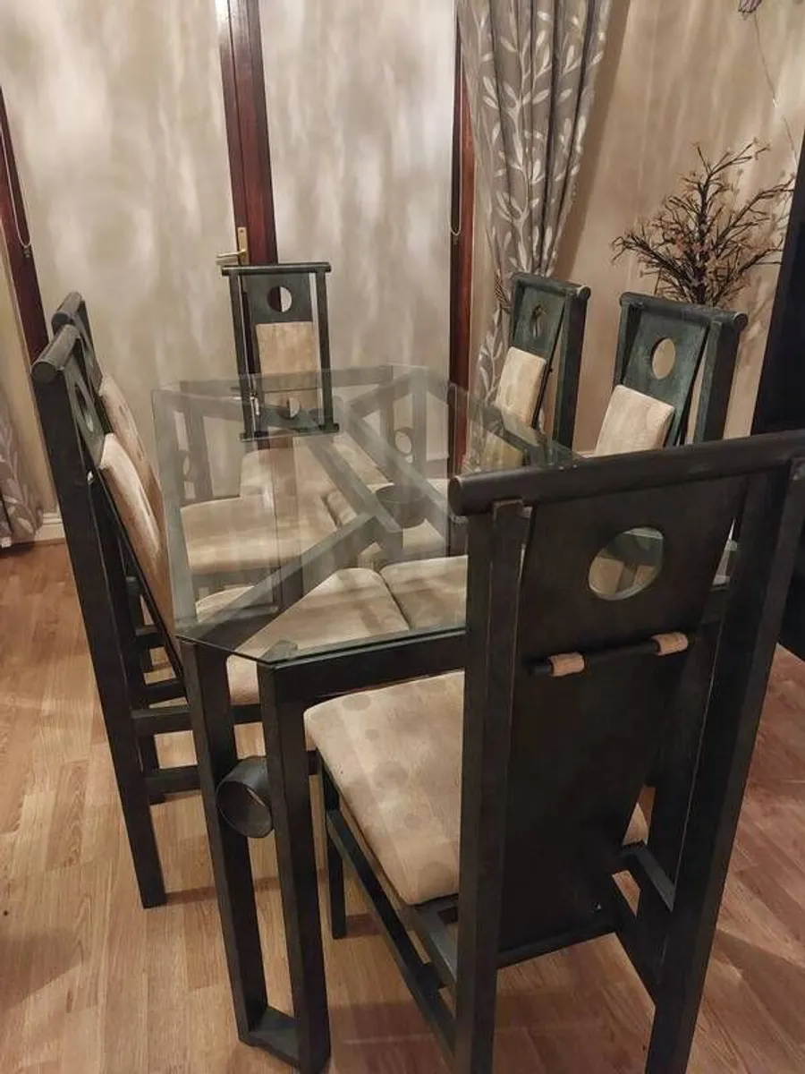 Dining room table and chairs - Image 1