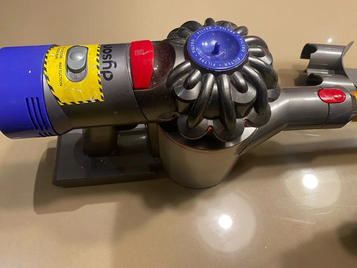 Dyson v8 + accessories - Image 1