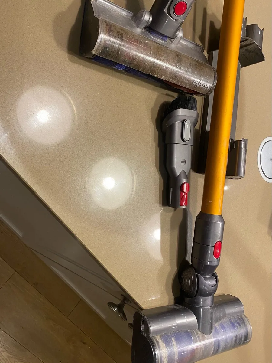 Dyson v8 + accessories - Image 2