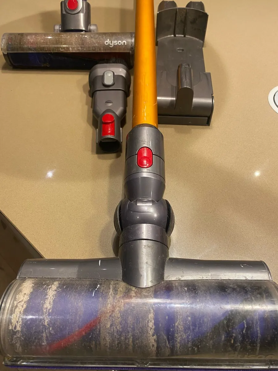 Dyson v8 + accessories - Image 3