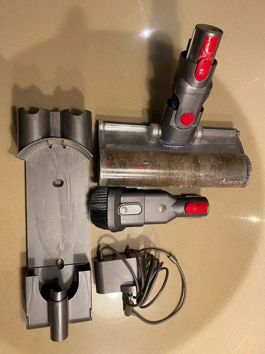 Dyson v8 + accessories - Image 4