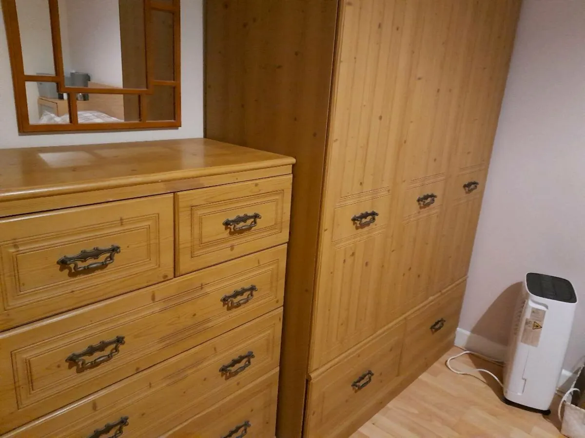 Wardrobe and drawers - Image 4