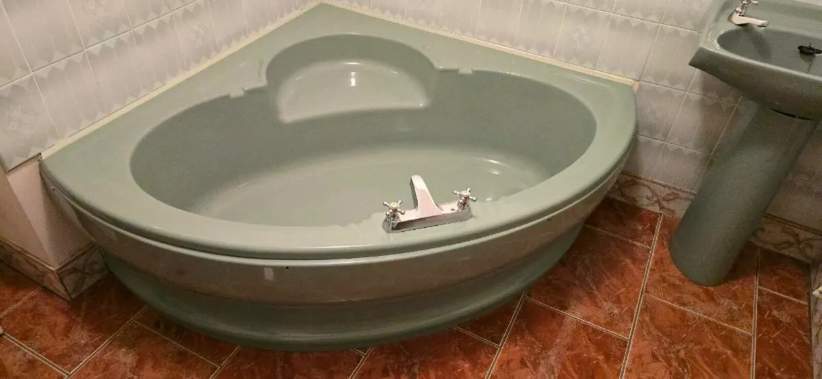 Vintage Avocado Bathroom Suite - Image 1