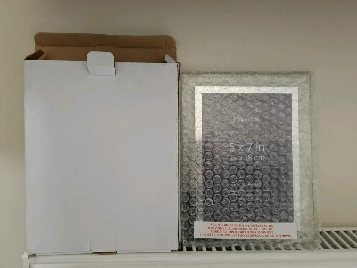 Hampton Frames Glass Photo Frame - Image 1