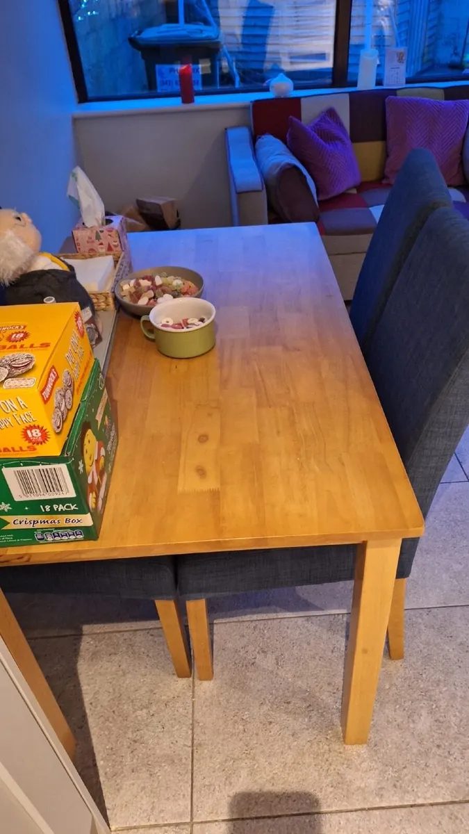 Table and chairs - Image 1