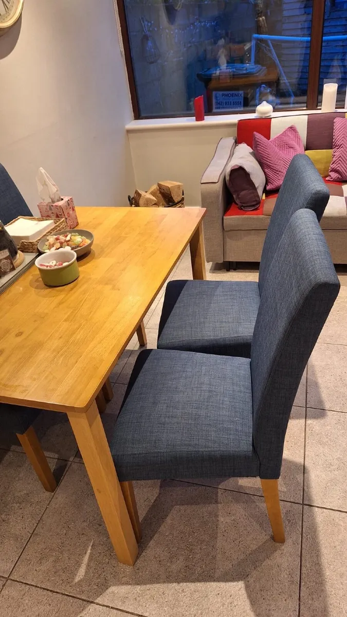 Table and chairs - Image 2