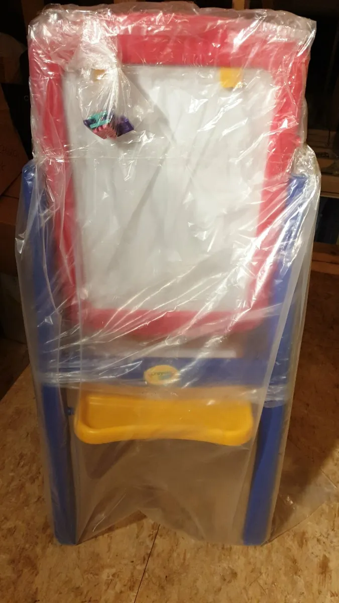 Crayola easel - Image 1