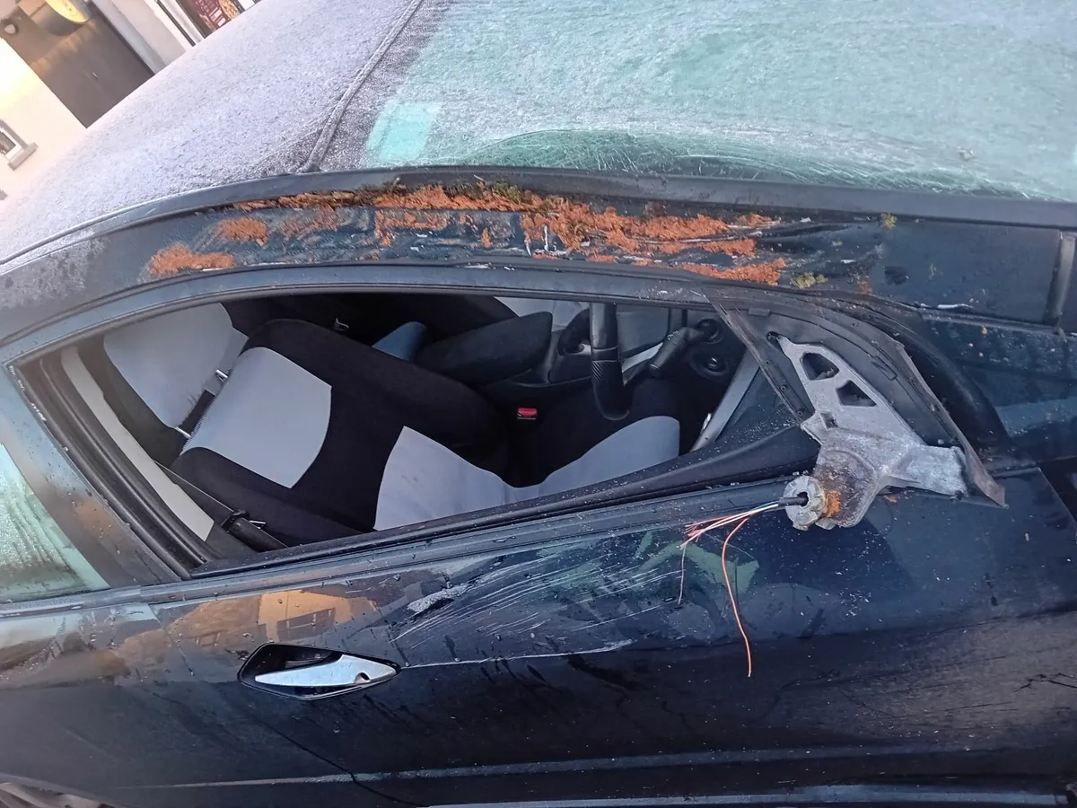 A car for repair or to have parts taken from it - Image 4