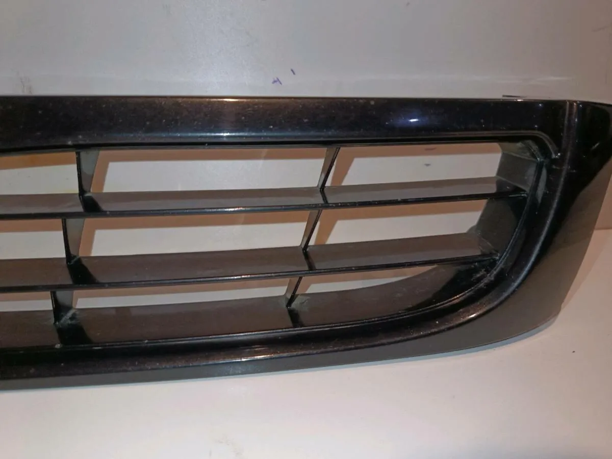 Toyota Carina E front grill - Image 3