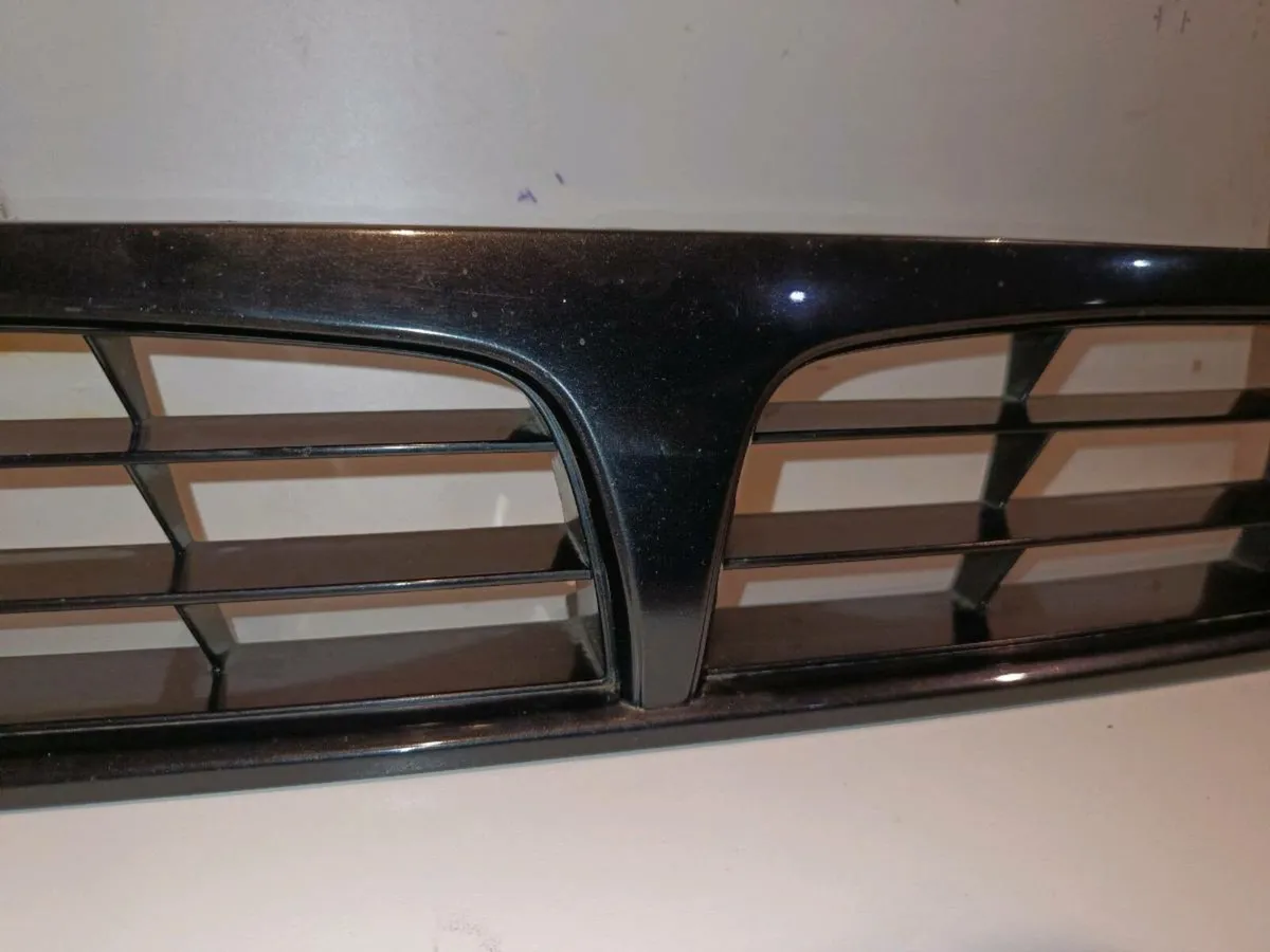 Toyota Carina E front grill - Image 4