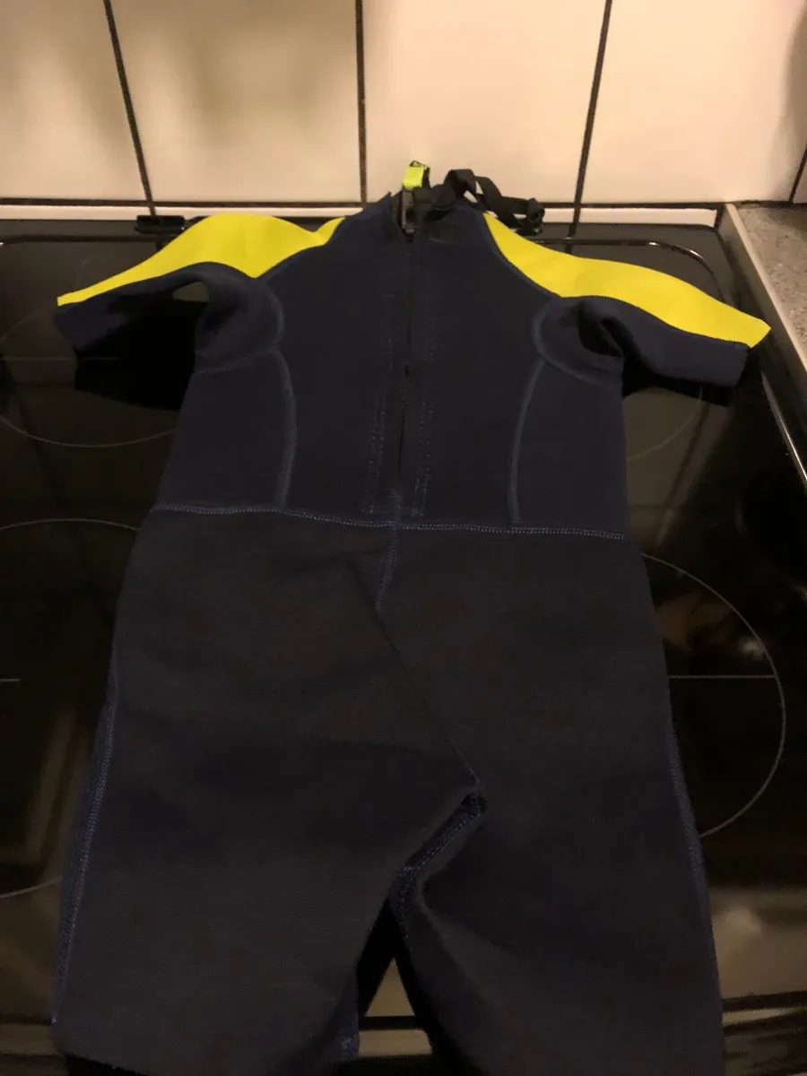 Boys new wetsuit age 4 €10 - Image 2