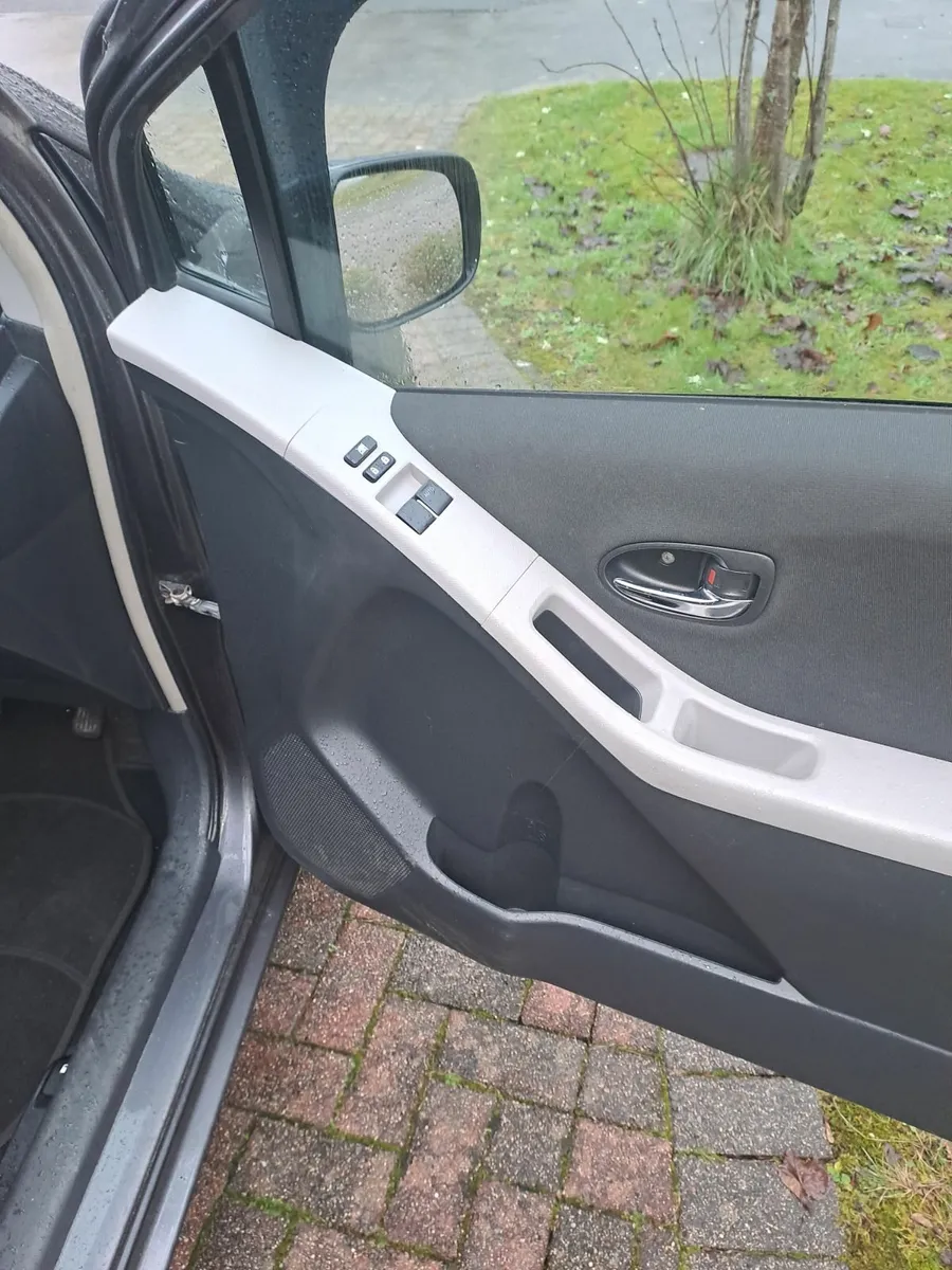 Toyota Yaris 2010 - Image 2