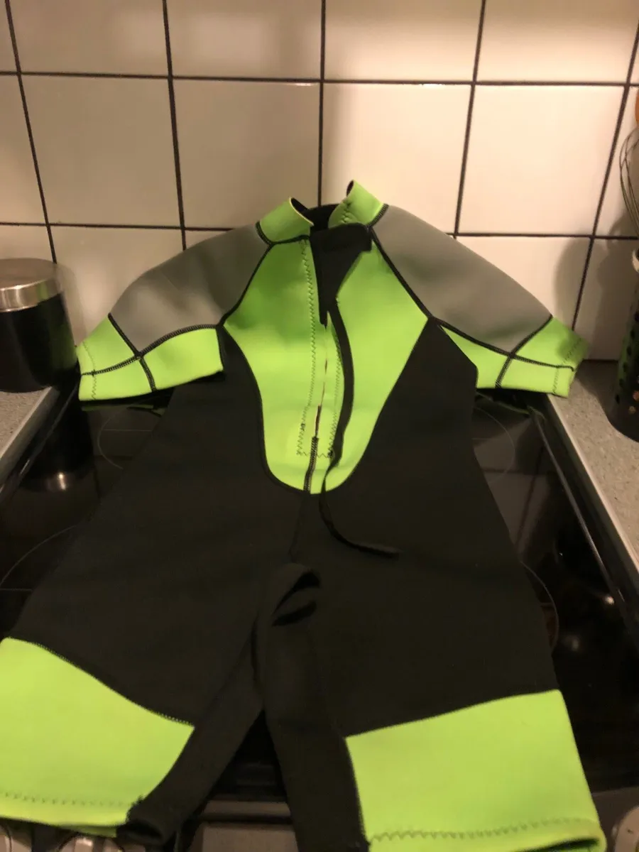 Boys wetsuit age 10 €10 - Image 2