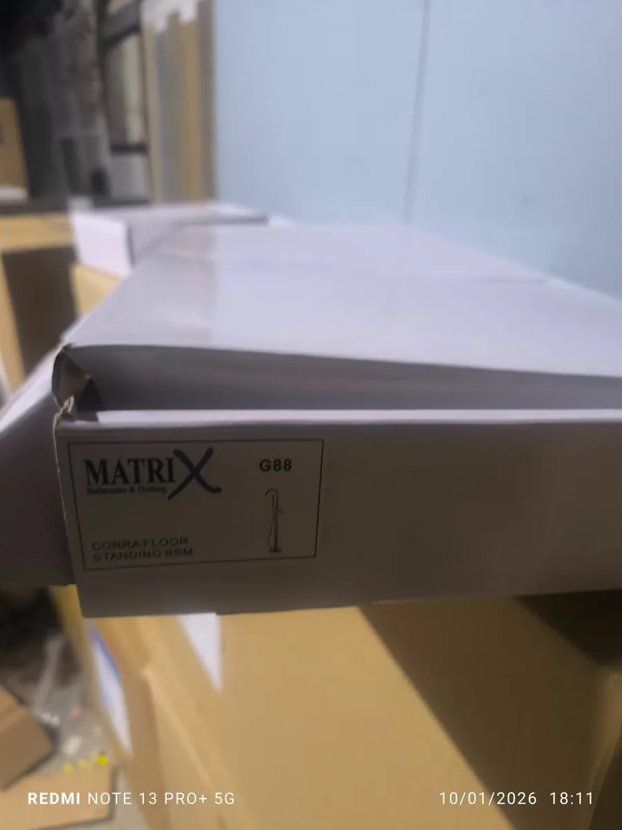 Free standing bath and tap - Image 2